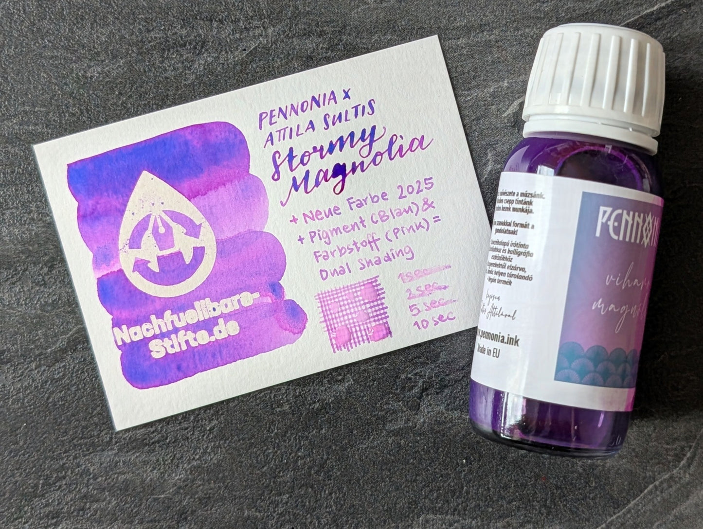 Pennonia x AttilaSultis Füllhaltertinte: Stormy Magnolia/Viharos Magnólia; 60ml Glas