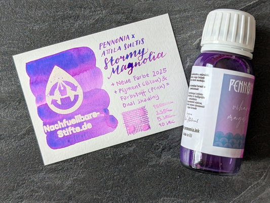 Pennonia x AttilaSultis Füllhaltertinte: Stormy Magnolia/Viharos Magnólia; 60ml Glas
