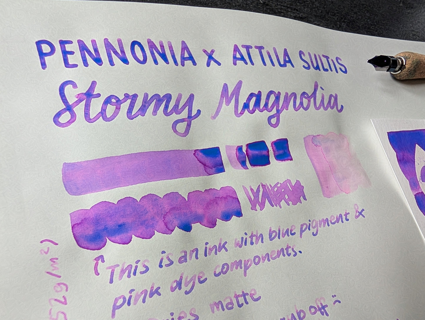 Pennonia x AttilaSultis Füllhaltertinte: Stormy Magnolia/Viharos Magnólia; 60ml Glas