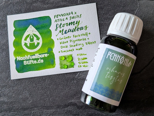 Pennonia x AttilaSultis Füllhaltertinte: Stormy Meadow/Viharos Tisztás; 60ml Glas