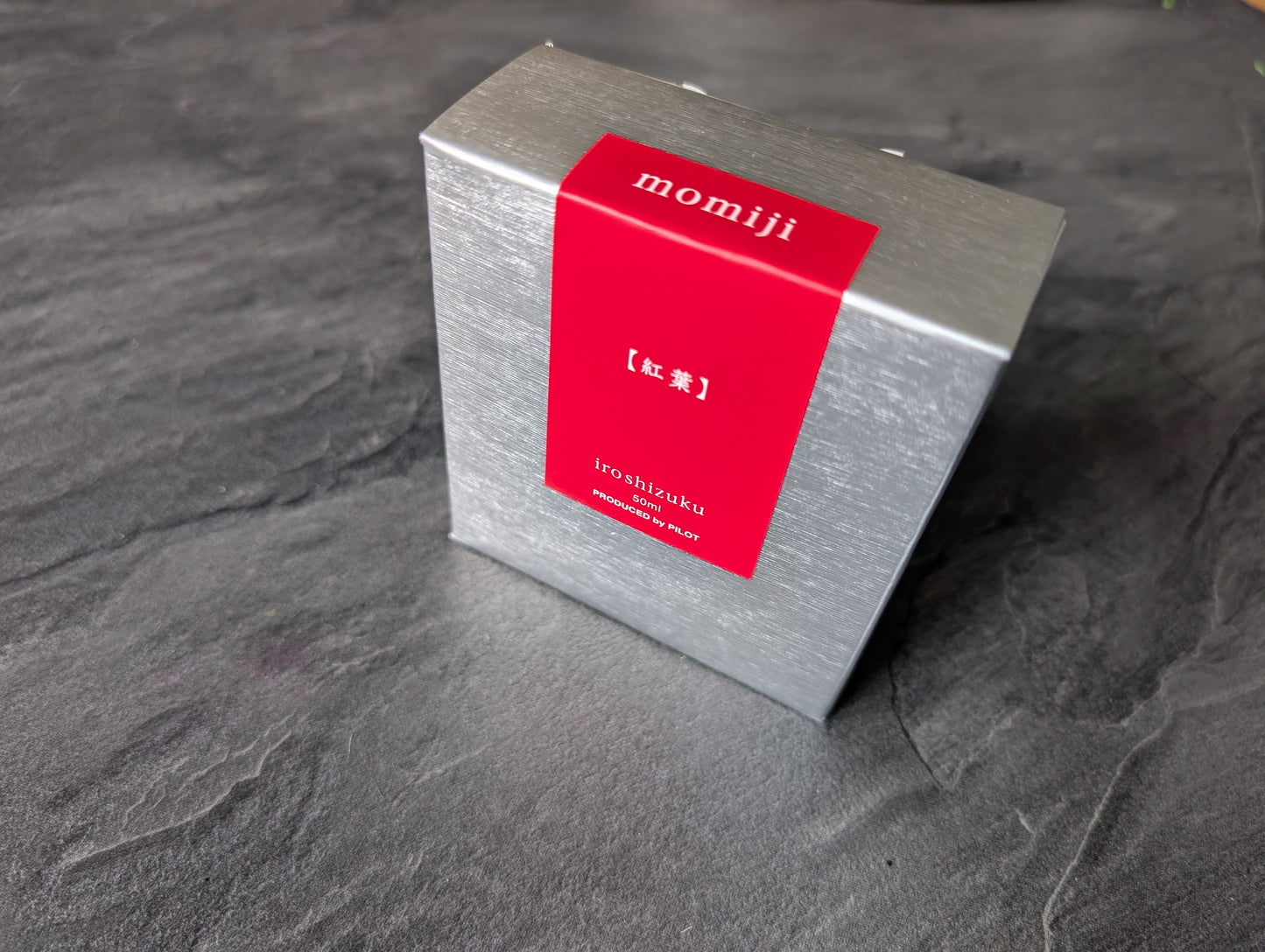 Pilot iroshizuku: Momiji ("Herbstblätter", rot), Glasflacon