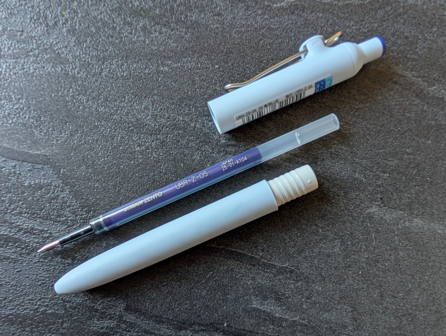 GEBRAUCHT MIT FLECK: uniball ZENTO Gelschreiber mit 0,5mm Spitze, Standardmodell, blau