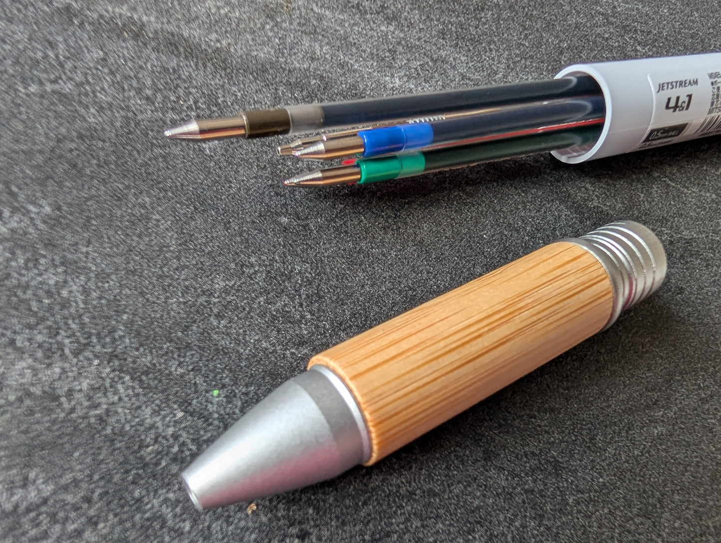 Uni Jetstream 4&1 Bambus Multistift : 4 Kugelschreiberminen und 1 Druckbleistift
