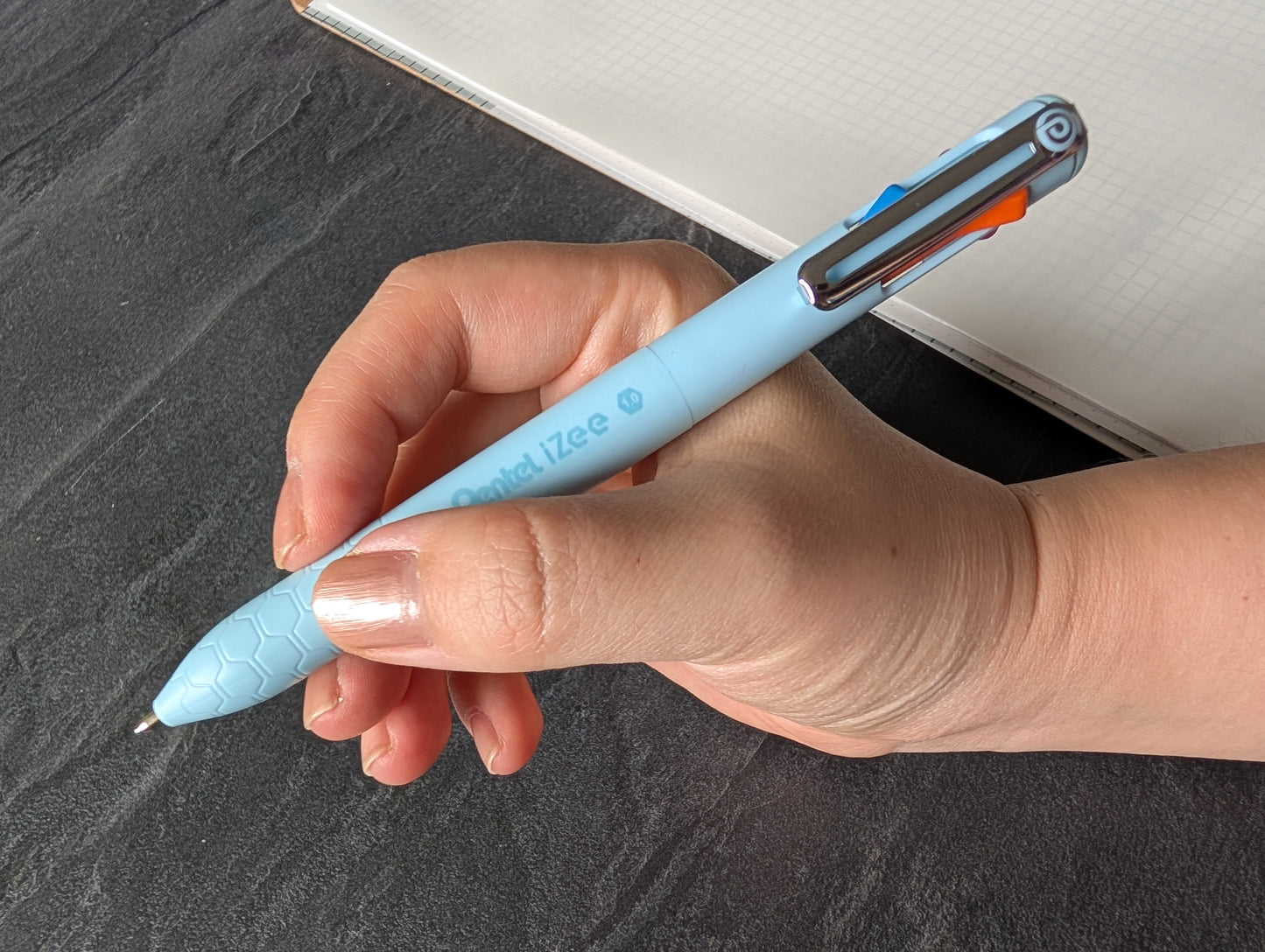 Pentel iZee Multistift: Kugelschreiber mit Minenfarben orange, hellblau, pink, violett [Modell BXC470]