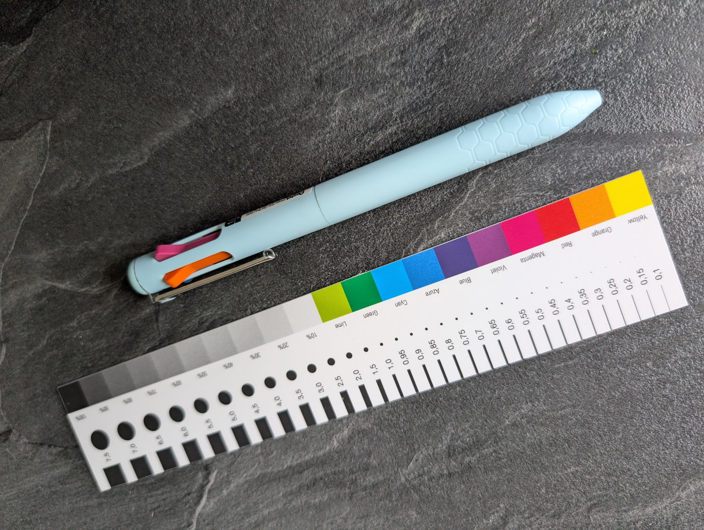 Pentel iZee Multistift: Kugelschreiber mit Minenfarben orange, hellblau, pink, violett [Modell BXC470]