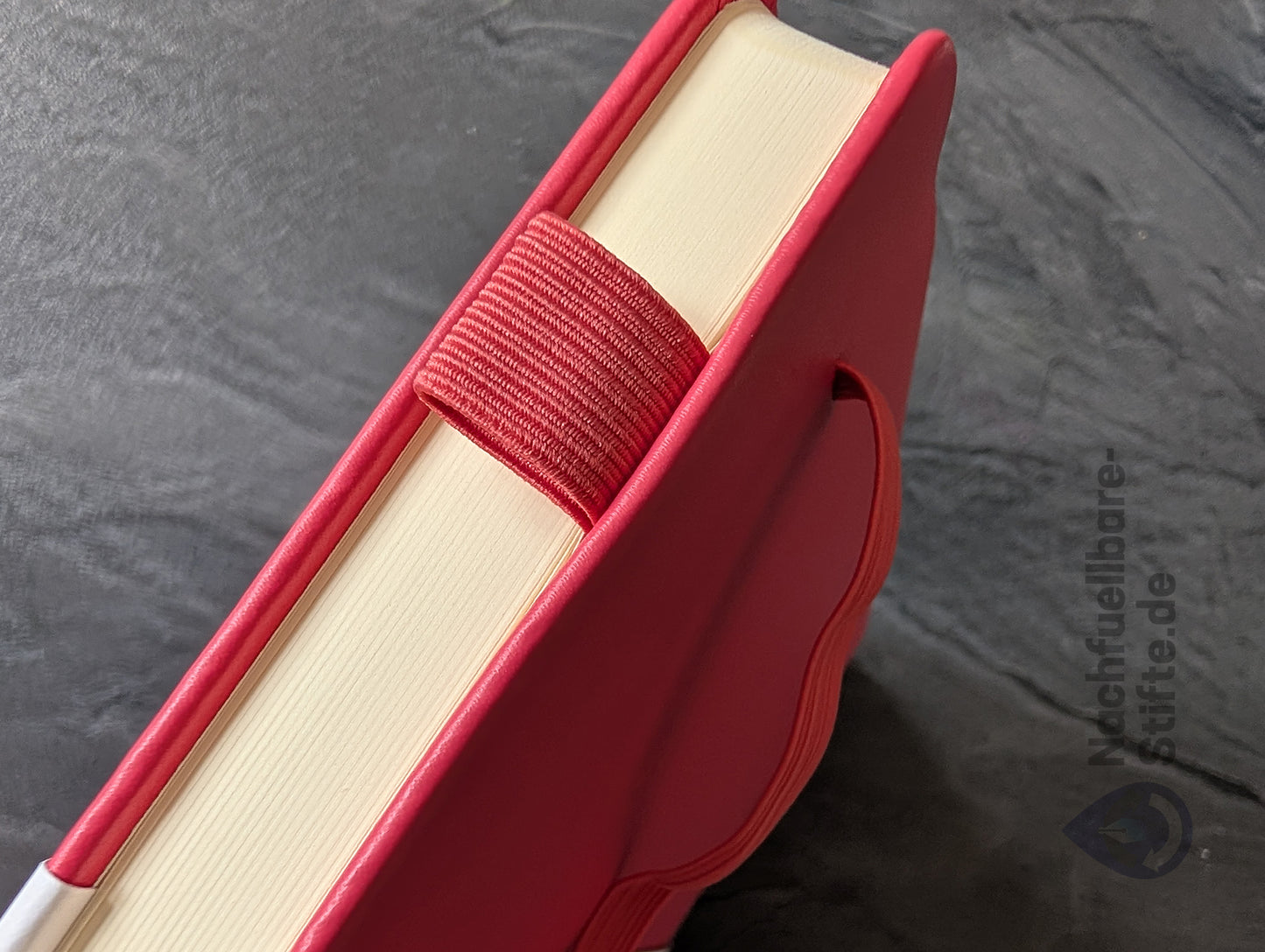 Sakura "Dotted Note Book" quadratisch, Hardcover, 5mm Punktraster, 19,5 x 19,5 cm Papier