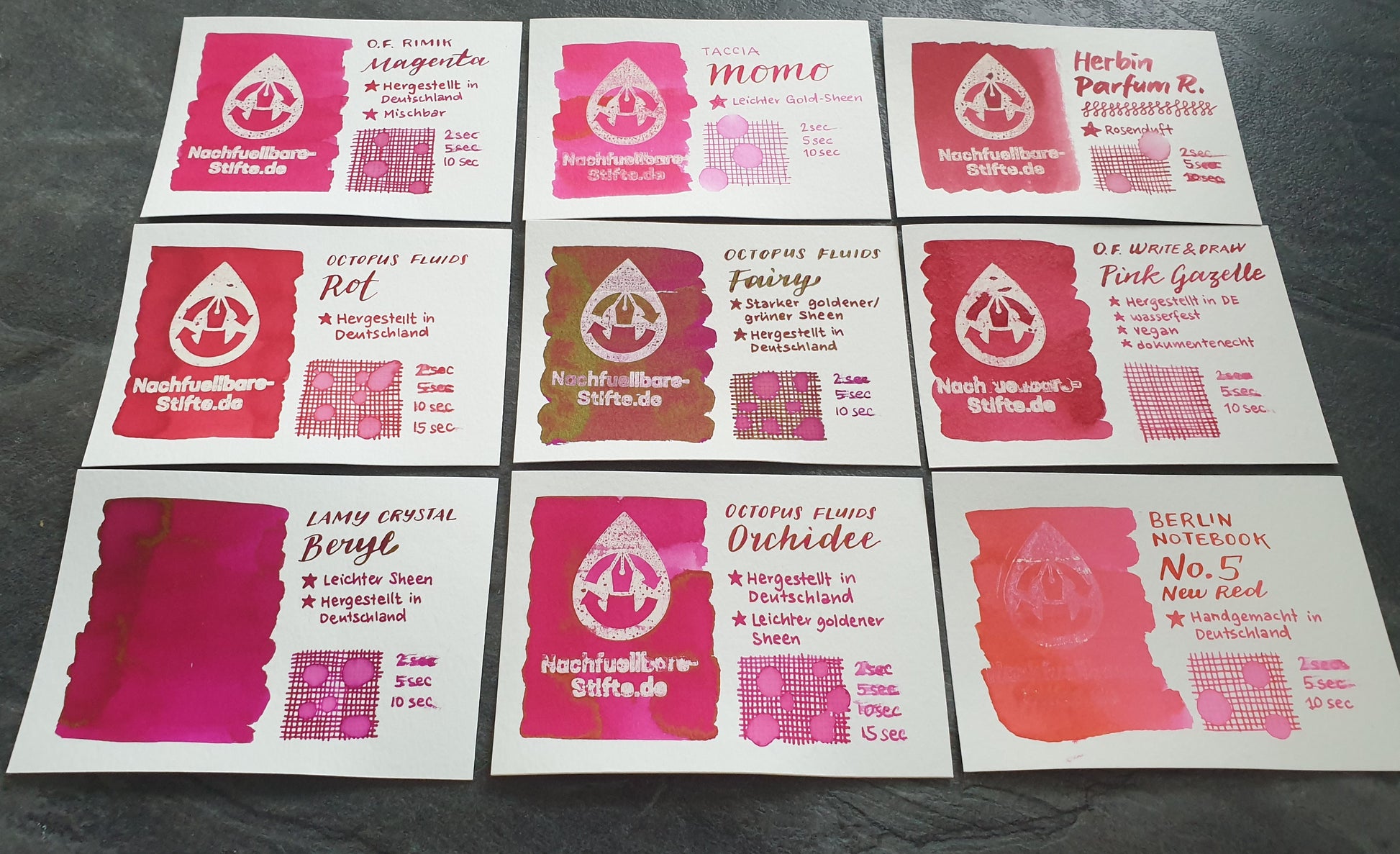 Vergleichsfoto mit Tintenswatches magentafarbener Füllertinten: Octopus Fluids Rimik Magenta, Taccia Momo, Herbin Parfum Rouge, Octopus Fluids Rot, Octopus Fluids Fairy, Octopus Fluids Write & Draw Pink Gazelle, Lamy Crystal Beryl, Octopus Fluids Orchidee, Berlin Notebook No. 5