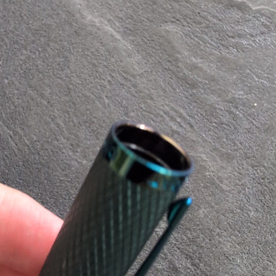 Deckel wird gedreht um die Farbe der Beschichtung besser zu zeigen
