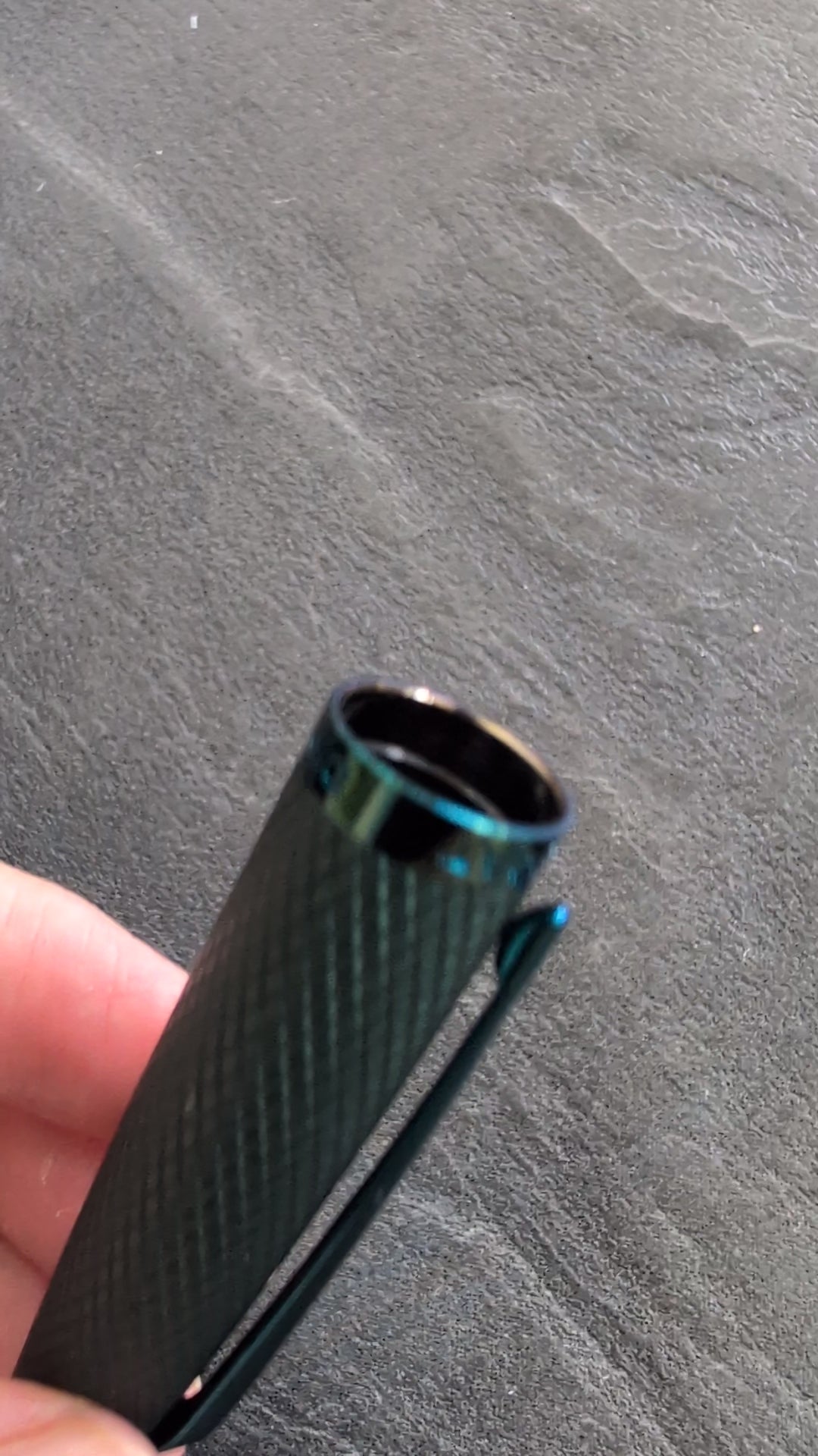 Deckel wird gedreht um die Farbe der Beschichtung besser zu zeigen